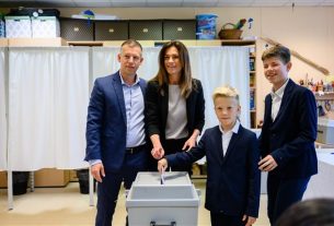 Varga Judit szavaz a 2022-es választásokon a családjával