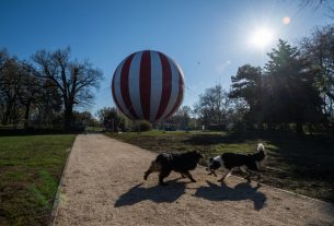 A Liget Budapest projekt keretében telepített Ballon kilátó a városligeti Mimóza-dombon 2022. április 13-án. A kötöttpályás hőlégballon május elejétől akár 150 méter magasságból nyújt kilátást Budapestre. MTI/Mónus Márton