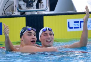 A győztes Milák Kristóf (j) és a második helyezett Márton Richárd a férfi 200 méteres pillangóúszás döntője után a római vizes Európa-bajnokságon a Stadio Del Nuotóban 2022. augusztus 16-án. MTI/Czeglédi Zsolt
