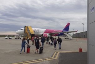 Debreceni repülőtér beszálló utasokkal