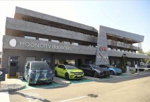 Elektromobilitási tudás- és élményközpontot adtak át Budaörsön