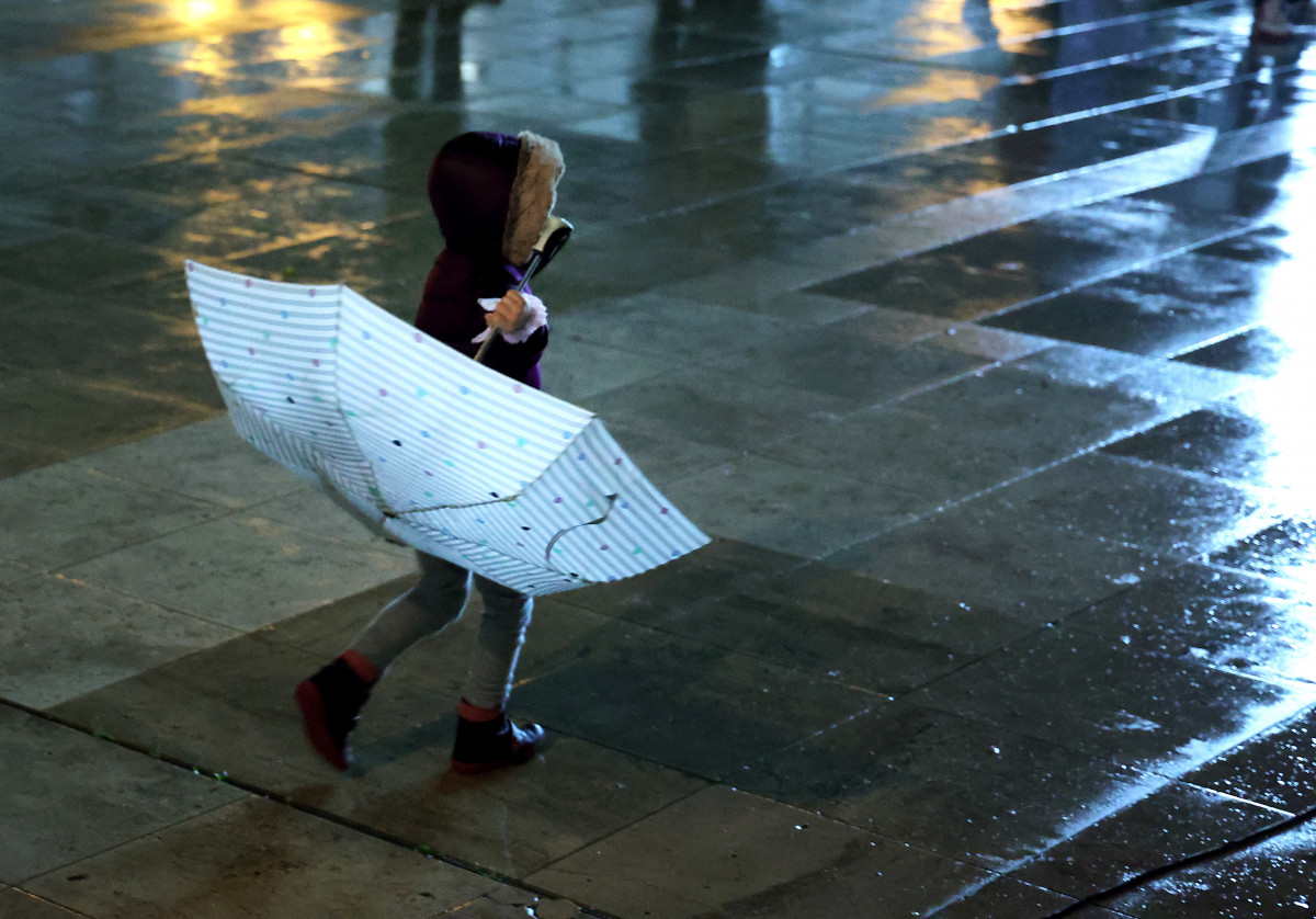 Szeged, eső, időjárás, esernyő, gyerek, tél