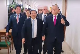 Orbán Viktor kézen fogva sétált a vietnami miniszterelnökkel